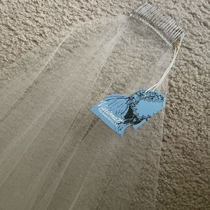 Beautiful wedding veil I used for my wedding recently and loved it! It’s ivory.